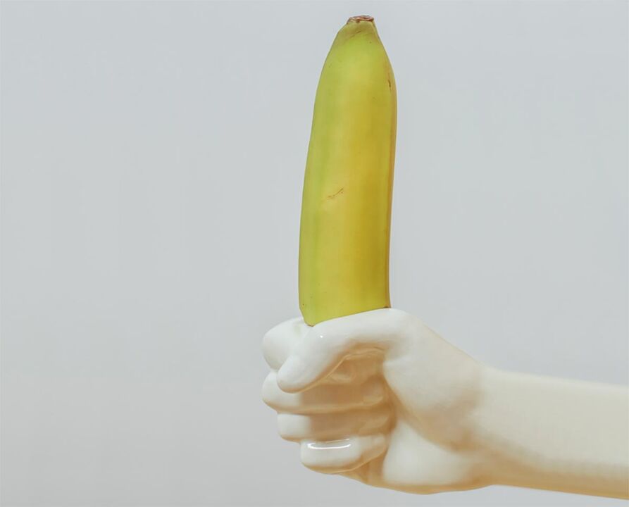 El plátano simboliza el pene agrandado. 