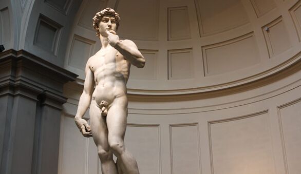 Escultura desnuda simboliza el agrandamiento del pene