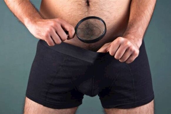 Un hombre examina su pene con una lupa y quiere hacerlo más grueso