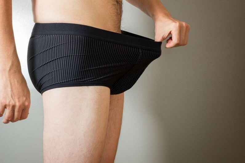 Hombre mira su pene después de agrandarlo con limonada